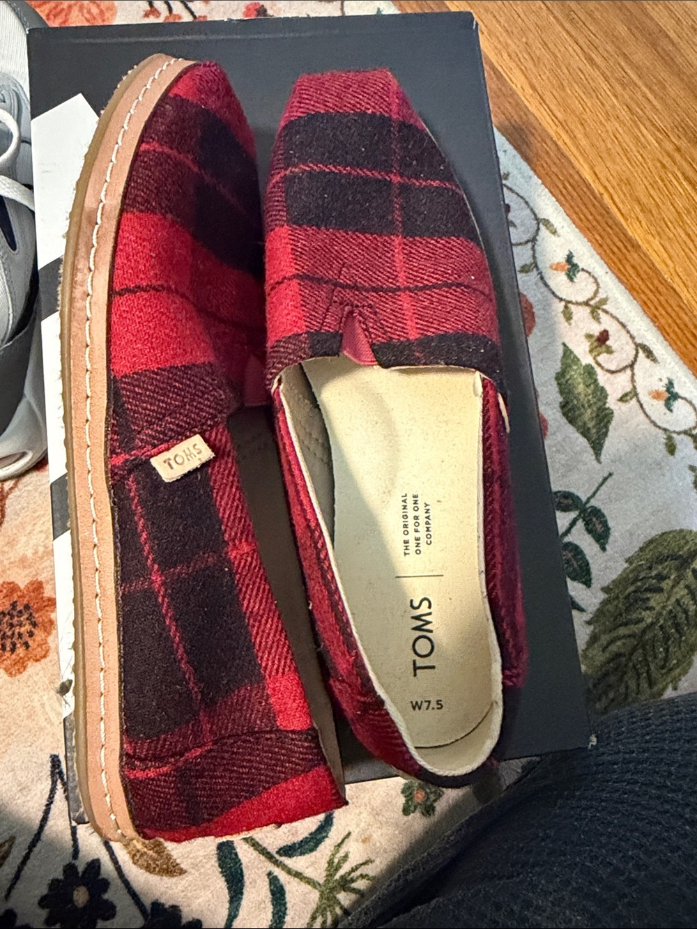 Toms Red & Black Plaid Slip-On Alpargatas